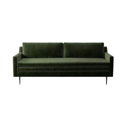 Zielona sofa trzyosobowa Kelso (210x90x86 cm) z prostym designem, solidnymi, zwężającymi się nóżkami i miękkimi, gładkimi poduszkami. Minimalistyczny, elegancki mebel w ujęciu frontalnym.