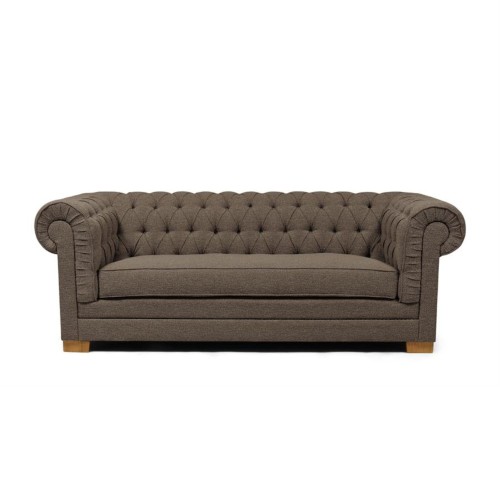 Sofa Crescent Lush w kolorze brązowym, z pikowanym oparciem i zaokrąglonymi podłokietnikami, stojąca na niskich, drewnianych nogach. Ujęcie frontalne, prezentujące całą sofę. Wykonana z teksturowanego materiału.