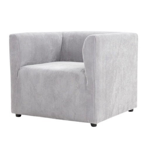 Tapicerowany fotel w stylu Modern Classic, szary, o prostym kształcie. Z szerokimi podłokietnikami i teksturowanym, żeberkowanym materiałem. Ujęcie frontalne, stojący na czterech nóżkach. Idealny do aranżacji wnętrz w nowoczesnym stylu.