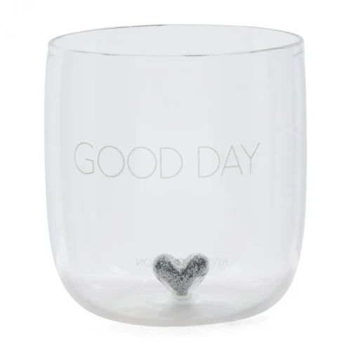 Szklanka z Niespodzianką Good Day Riviera Maison M, przezroczysta, o prostym, cylindrycznym kształcie z wyraźnym napisem GOOD DAY oraz małym srebrnym sercem na dnie. Ujęcie frontalne, zbliżone, na jednolitym tle.