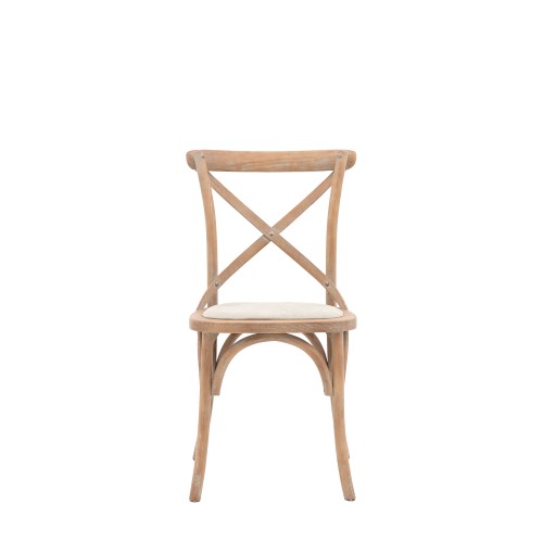 Rustykalne krzesło dębowe w kolorze washed oak, z siedziskiem pokrytym jasnym materiałem. Ujęcie frontalne ukazuje charakterystyczne krzyżowe oparcie oraz zaokrąglone nogi. Wymiary: 47x56x88 cm.