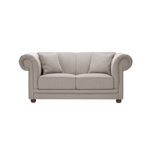 Dwumiejscowa sofa Savero w jasnoszarym kolorze, z zaokrąglonymi podłokietnikami i dwoma poduszkami. Ustawiona frontalnie na ciemnych nóżkach, o wymiarach 180x103x80 cm, o prostym, eleganckim designie.