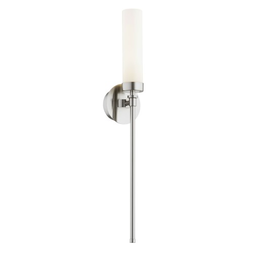 Elegancki kinkiet Preston w kolorze niklu, wysokość 58 cm. Posiada smukły, metalowy korpus oraz cylindryczny klosz z matowego szkła, zamocowany na okrągłej podstawie. Ujęcie frontalne, kinkiet wiszący na białym tle.