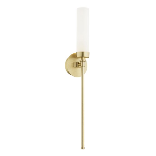 Elegancki kinkiet Preston w kolorze mosiądzu, o wysokości 58 cm. Posiada prostą, smukłą konstrukcję z cylindrycznym kloszem z matowego szkła, montowany na okrągłej podstawie. Produkt widoczny z boku na jasnym tle.