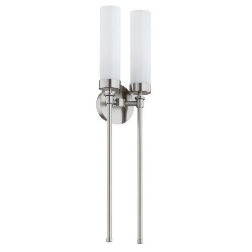 Podwójny kinkiet Preston w kolorze niklu o wysokości 58 cm. Posiada dwa cylindryczne klosze z białego szkła, zamocowane na metalowej podstawie. Montowany na ścianie, z eleganckim, minimalistycznym designem.