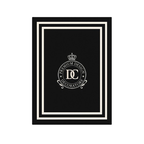 Czarny koc z białą ramką, haftem monogram w centralnej części. Koc ma wymiary 150x200 cm, wykonany z miękkiego materiału. Widoczne logo Premium Design Decoratore w okręgu. Ułożony na jednolitym tle.