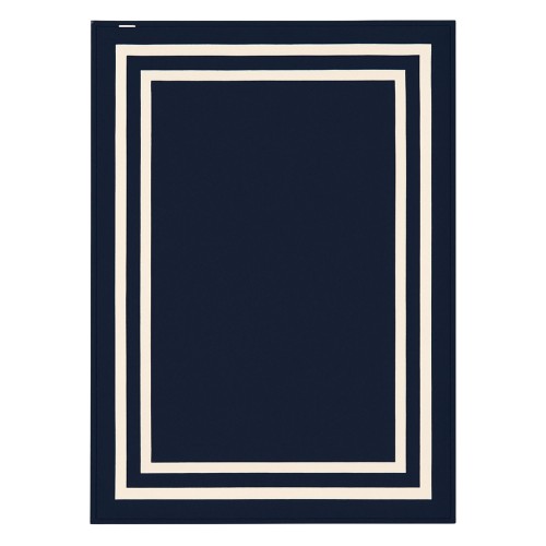 Granatowy koc o wymiarach 150x200 cm z białą podwójną ramką. Koc leży płasko na jasnym tle, prezentując gładką teksturę i wyraźny kontrast między granatem a białym wykończeniem.