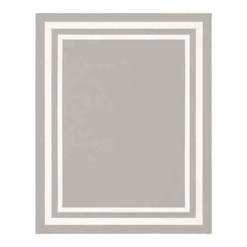 Szary koc o wymiarach 150x200 cm z białą podwójną ramką. Produkt leżący na jasnym tle, z widocznymi krawędziami oraz równymi warstwami kolorystycznymi. Idealny do dekoracji wnętrz lub jako element użytkowy.