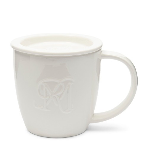 Biały kubek ceramiczny z uchwytem, z delikatnym wytłoczonym logo RM. Posiada pokrywkę, idealny do parzenia herbaty. Ujęcie frontalne, kubek stoi na płaskiej powierzchni. Gładka, błyszcząca powierzchnia.