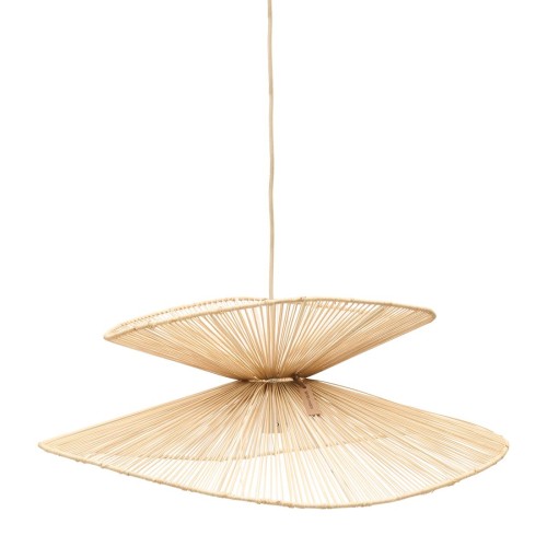 Designerska lampa sufitowa Bayu Riviera Maison w kształcie dwóch przeplatających się, lekko wygiętych elementów, wykonana z jasnego materiału. Lampa wisząca, zawieszona na cienkim przewodzie, na białym tle.