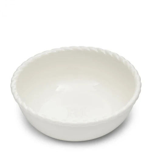 Biała miseczka Careal Elegant Twist Riviera Maison o gładkiej, błyszczącej powierzchni, z dekoracyjnym, plecionym brzegiem. Widok frontralny, produkt stoi na jednolitym tle, widoczny subtelny detal logo RM.
