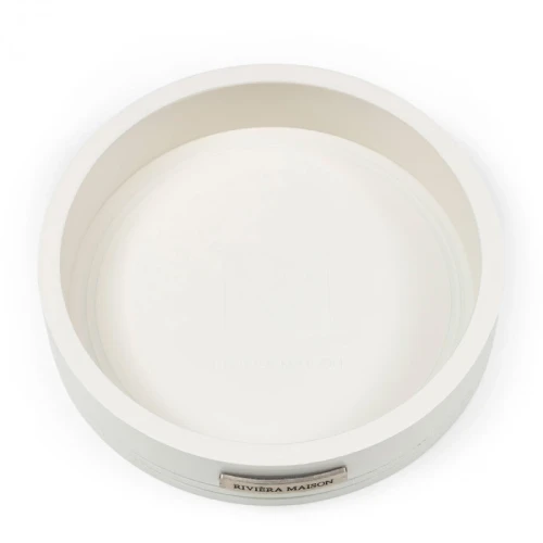 Tacka RM Classic Monogram Mini Tray Riviera Maison w kolorze białym, okrągła, płaska, z subtelnym nadrukiem logo R na dnie oraz metalową etykietą z napisem RIVIERA MAISON na boku; widok z góry.