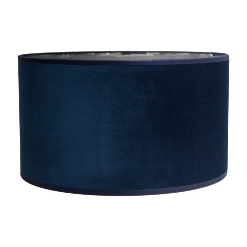 Abażur w kolorze granatowym, wykonany z luksusowego weluru, o kształcie cylindrycznym, z wymiarami 40x22 cm. Widoczny jasny metalowy brzeg wewnętrzny, umieszczony na białym tle. Stoi w pozycji pionowej, podkreślając gładką teksturę materiału.