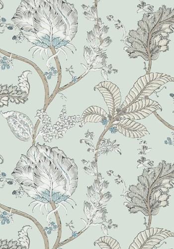 Tapeta Thibaut Anna French KALAMKARI VINE w kolorze Robin's Egg, z delikatnym wzorem roślinnym. Widoczne liście, kwiaty oraz gałęzie w odcieniach niebieskiego, szarości i beżu na jasnym tle.