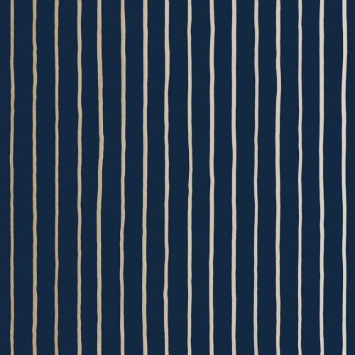 Tapeta Cole and Son College Stripe w kolorze granatowym i złotym. Wzór składa się z pionowych, nieregularnych linii, które nadają głębi. Ujęcie frontalne, produkt w formie rozłożonej, na jednolitym tle, bez widocznych detali tekstu lub logo.