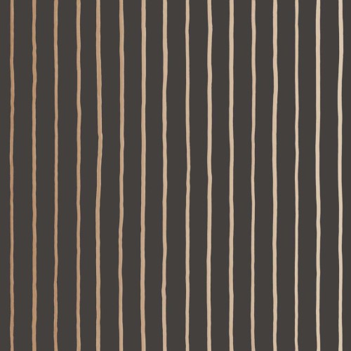 Tapeta Cole and Son College Stripe w czarno-złotym kolorze z długimi, nierównymi pionowymi paskami na ciemnym tle, podkreślającym kontrast. Minimalistyczny design, idealny do nowoczesnych wnętrz.
