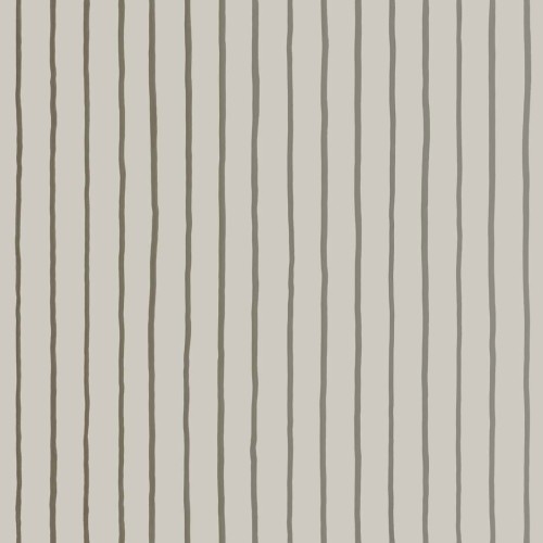Tapeta Cole and Son College Stripe w kolorze białym i srebrnym, pokazana frontalnie. Wzór składa się z równych, pionowych linii w kolorze srebrnym na jasnym tle. Materiał ma gładką fakturę, idealny do nowoczesnych aranżacji wnętrz.