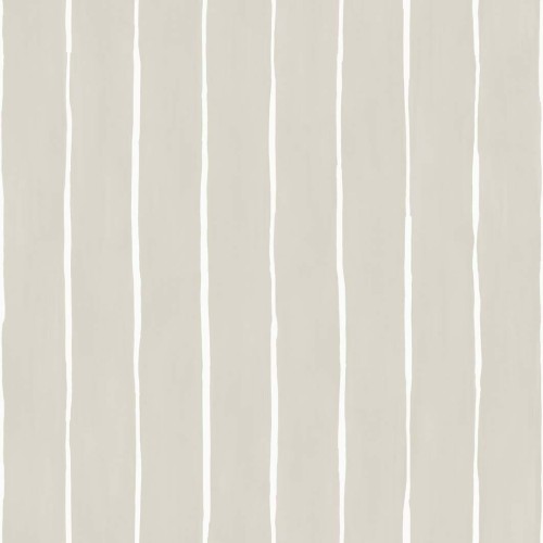 Tapeta Cole and Son Marquee Stripe w kolorze białym i szarym, z poziomymi, nieregularnymi paskami. Tło w jasnym odcieniu szarości, pasy w białym kolorze, nadający subtelny, nowoczesny wygląd. Idealna do aranżacji wnętrz.