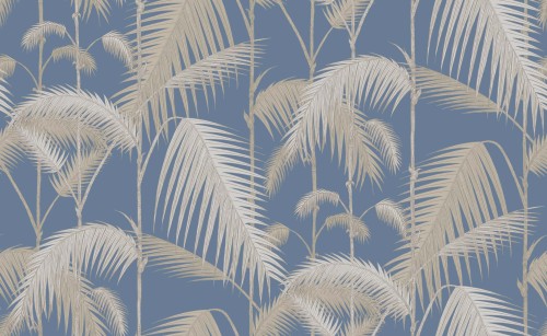 Tapeta Cole and Son Palm Jungle w odcieniach beżu i granatu, przedstawiająca wzór palm na jednolitym, niebieskim tle. Liście palmowe w jasnym odcieniu beżu, z detalami łodyg, tworzą tropikalny efekt. Idealna do dekoracji wnętrz.