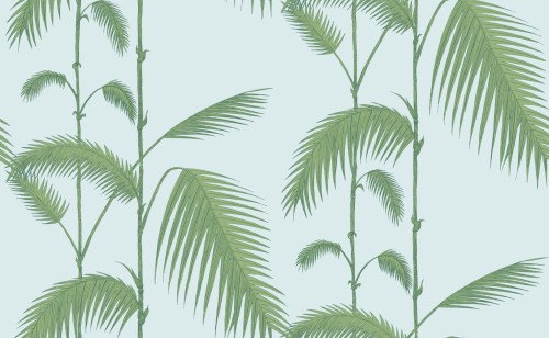 Tapeta Cole and Son Palm Leaves w odcieniach zieleni i błękitu, przedstawiająca liście palmowe na jasnoniebieskim tle. Roślinne wzory układają się w pionowe kompozycje, podkreślając naturalny motyw. Idealna do dekoracji wnętrz.