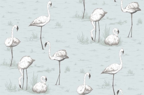 Tapeta Cole and Son Flamingos w kolorze białym i jasnoniebieskim, przedstawiająca flamingi w różnych pozach na tle delikatnej tekstury. Wzór ukazuje ptaki stojące i siedzące na tle wody oraz trawy.