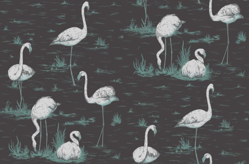 Tapeta Cole and Son Flamingos w odcieniach srebra i węgla, z motywem flamingów na ciemnym tle, przedstawia ptaki w różnych pozach, otoczone trawami. Wzór ukazuje detale ptaków oraz teksturę tła, tworząc elegancki efekt wizualny.
