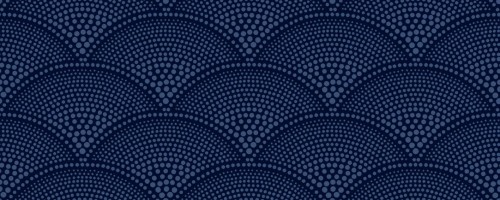 Tapeta Cole and Son Feather Fan w odcieniu granatowym z delikatnym wzorem w kształcie piór, przedstawiająca symetryczne, okrągłe elementy w jasnym odcieniu. Tło jednolite, nadające się do nowoczesnych wnętrz. Struktura z matowym wykończeniem.