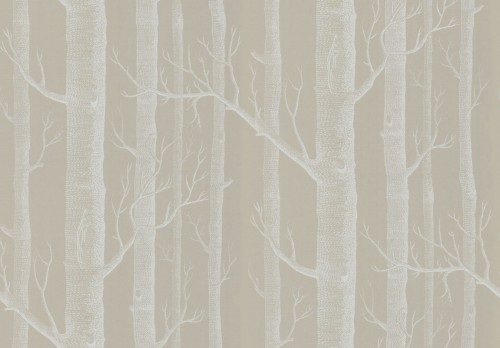 Tapeta Cole and Son Woods w odcieniach bieli i oliwki, z delikatnym wzorem przedstawiającym drzewa z gałęziami. Ujęcie frontalne, na jasnym tle, ukazujące szczegóły tekstury i struktury tapety. Idealna do dekoracji wnętrz.