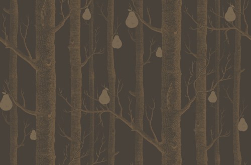 Tapeta Cole and Son Woods & Pears w miedzi, węglu i brązie, z pionowymi pniami i gałęziami z stylizowanymi gruszkami na ciemnym tle, uwydatnia fakturę drewna i kształt owoców.