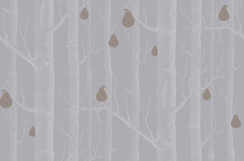 Tapeta Cole and Son o wzorze Woods & Pears w odcieniach srebrnym, szarym i złotym, przedstawia delikatny las z minimalistycznymi, stylizowanymi gruszkami wiszącymi na gałęziach drzew. Tło jest jasne, co podkreśla subtelność wzoru.