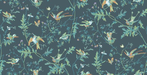 Granatowa tapeta Cole and Son Hummingbirds z kolorowymi kolibrami i zielonymi roślinami, delikatne kwiaty i liście tworzące jednolite tło. Tekstura materiału widoczna, idealna do dekoracji wnętrz.