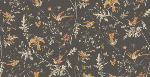 Tapeta Cole and Son Hummingbirds Charcoal/Ginger, ciemnoszare tło z kolorowymi kolibrami w pomarańczach i beżach, otoczone delikatnymi gałązkami i kwiatami, z wyraźnymi detalami ornamentalnymi.