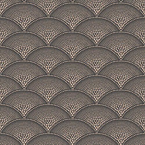 Tapeta Cole and Son Feather Fan w kolorze charcoal/copper z wzorem w kształcie fal, składającym się z delikatnych kropek, tworzy elegancki, teksturowany efekt. Wzór układa się w regularne, powtarzające się półkola na ciemnym tle.