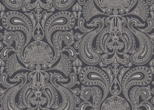Tapeta Cole and Son w kolorze srebrnym i niebieskim z wzorem paisley. Motyw florystyczny z falistymi liniami i szczegółowymi zdobieniami. Produkt leżący na ciemnym tle, ukazuje pełny wzór w zbliżeniu. Widoczne detale graficzne oraz faktura tapety.