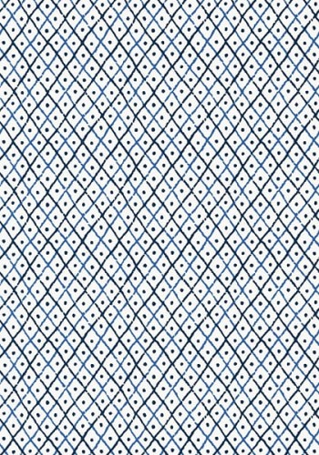 Tapeta Thibaut Anna French MINI TRELLIS w kolorze błękitnym z białym wzorem w jodełkę. Materiał o gładkiej, matowej fakturze. Widok frontalny, bez dodatkowych elementów. Proste tło, koncentruje uwagę na dekoracyjnym wzorze.