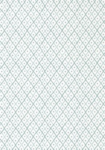 Tapeta Thibaut Anna French MINI TRELLIS w kolorze błękitnym, z delikatnym wzorem siatki w romby, na jasnym tle. Produkt prezentowany w zbliżeniu, ukazując teksturę oraz detale wzoru. Idealna do aranżacji wnętrz.