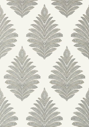 Tapeta Thibaut Anna French PALAMPORE LEAF w odcieniach szarości, przedstawiająca powtarzający się wzór liści palmowych na jasnym tle. Liście mają szczegółowe tekstury i delikatne kontury, tworząc elegancki efekt dekoracyjny.