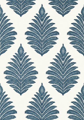 Tapeta Thibaut Anna French PALAMPORE LEAF w kolorze niebieskim i białym, z wzorem dużych liści palmowych, rozmieszczonych w regularnych odstępach na jasnym tle, nadająca elegancki wygląd wnętrzom.