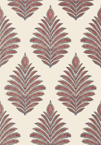 Tapeta Thibaut Anna French PALAMPORE LEAF w kolorze czerwonym i niebieskim, z wzorem dużych liści na jasnym tle. Liście mają szczegółowe detale, z wyraźnymi konturami i symetrycznym układem. Idealna do eleganckich wnętrz.