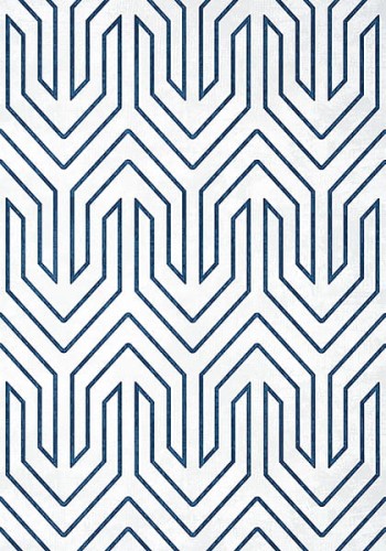 Tapeta Thibaut Anna French COLBURN CHEVRON w kolorze granatowym z wyraźnym, teksturowanym wzorem chevron na jasnym tle. Ujęcie frontalne, prezentujące pełny wzór tapety. Idealna do aranżacji wnętrz, podkreślająca nowoczesny styl.