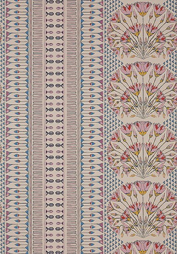 Tapeta Thibaut Anna French CAIRO w śliwkowo-niebieskich kolorach z kwiatowo-geometrycznym wzorem, pełna długość na jasnym tle. Matowy, tekstylny materiał idealny do wnętrz.