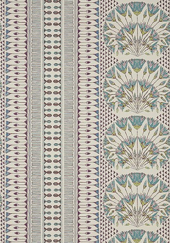 Tapeta Thibaut Anna French CAIRO w kolorze bakłażanowym, z powtarzającym się motywem roślinnym w odcieniach niebieskiego i fioletu oraz geometrycznymi wzorami. Układ pionowy z detalami dekoracyjnymi, na jasnym tle. Idealna do aranżacji wnętrz.