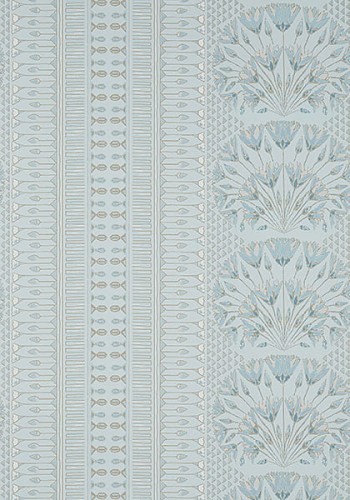 Tapeta Thibaut Anna French CAIRO w odcieniu Spa Blue, z delikatnym wzorem kwiatowym oraz geometrycznymi elementami. Tło w jasnym błękicie, wzór w odcieniach niebieskiego i kremowego, ukazujący symetryczne motywy roślinne.