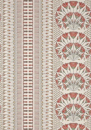 Tapeta Thibaut Anna French CAIRO w kolorze koralowym, z wzorem przedstawiającym stylizowane kwiaty i geometryczne motywy w odcieniach czerwieni i beżu. Układ wzorów w pionie, na jasnym tle. Doskonała do aranżacji wnętrz.