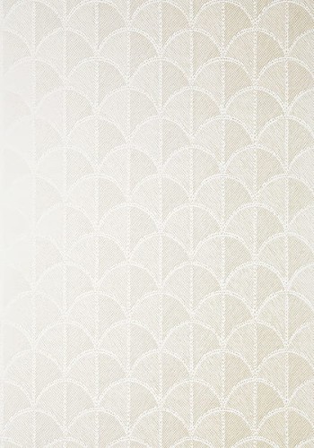 Tapeta Thibaut Anna French SETON SCALLOP Pearl w kolorze perłowym z delikatnym wzorem w łuki. Ujęcie frontalne na prostokątną tapetę o gładkiej teksturze, idealną do aranżacji wnętrz w stylu klasycznym.