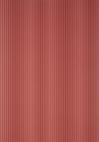 Tapeta Thibaut Anna French OMBRE STRIPE w kolorze czerwieni bordowej, z regularnym wzorem w pionowe paski. Ujęcie frontalne, na jednolitym tle. Tekstura gładka, materiał papierowy, idealna do dekoracji wnętrz.