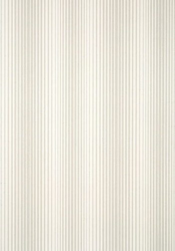 Tapeta Thibaut Anna French OMBRE STRIPE w odcieniach beżu z pionowym, subtelnym wzorem pasów. Materiał teksturowany, jednolity. Widoczne pasy o różnej szerokości na jasnym tle. Ułożona na płasko, bez dodatkowych elementów w tle.