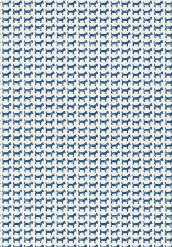 Tapeta Thibaut Anna French BAXTER Navy w kolorze białym z powtarzającym się wzorem niebieskich sylwetek psów. Wzór jest drobny, tworząc spójną teksturę, idealną do dekoracji wnętrz.