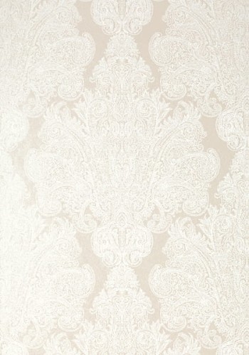 Tapeta Thibaut Anna French AUBURN Pearl w kolorze perłowym, z subtelnym, eleganckim wzorem w stylu damask, na jasnym tle, idealna do klasycznych aranżacji wnętrz. Wzór tworzy efekt głębi dzięki finezyjnym detalom.