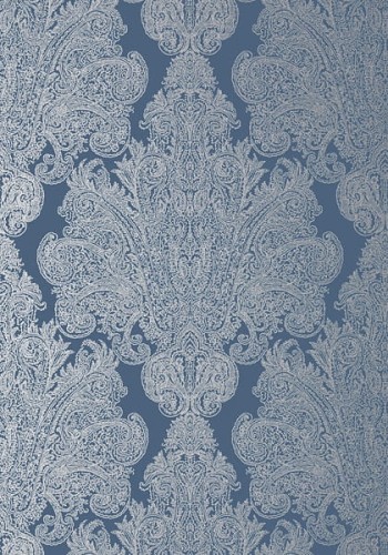 Tapeta Thibaut Anna French w odcieniu ciemnoniebieskim z metalicznym srebrnym wzorem w stylu damask. Wzór przedstawia bogate, symetryczne motywy roślinne. Idealna do eleganckich wnętrz, dodaje głębi i luksusu.